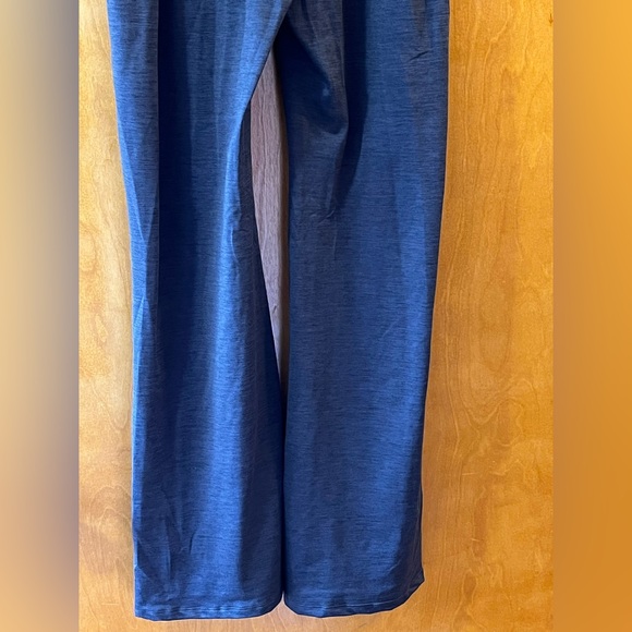 NWT All in Motion ultra high-rise Flare Legging. Size Medium - Picture 4 of 16